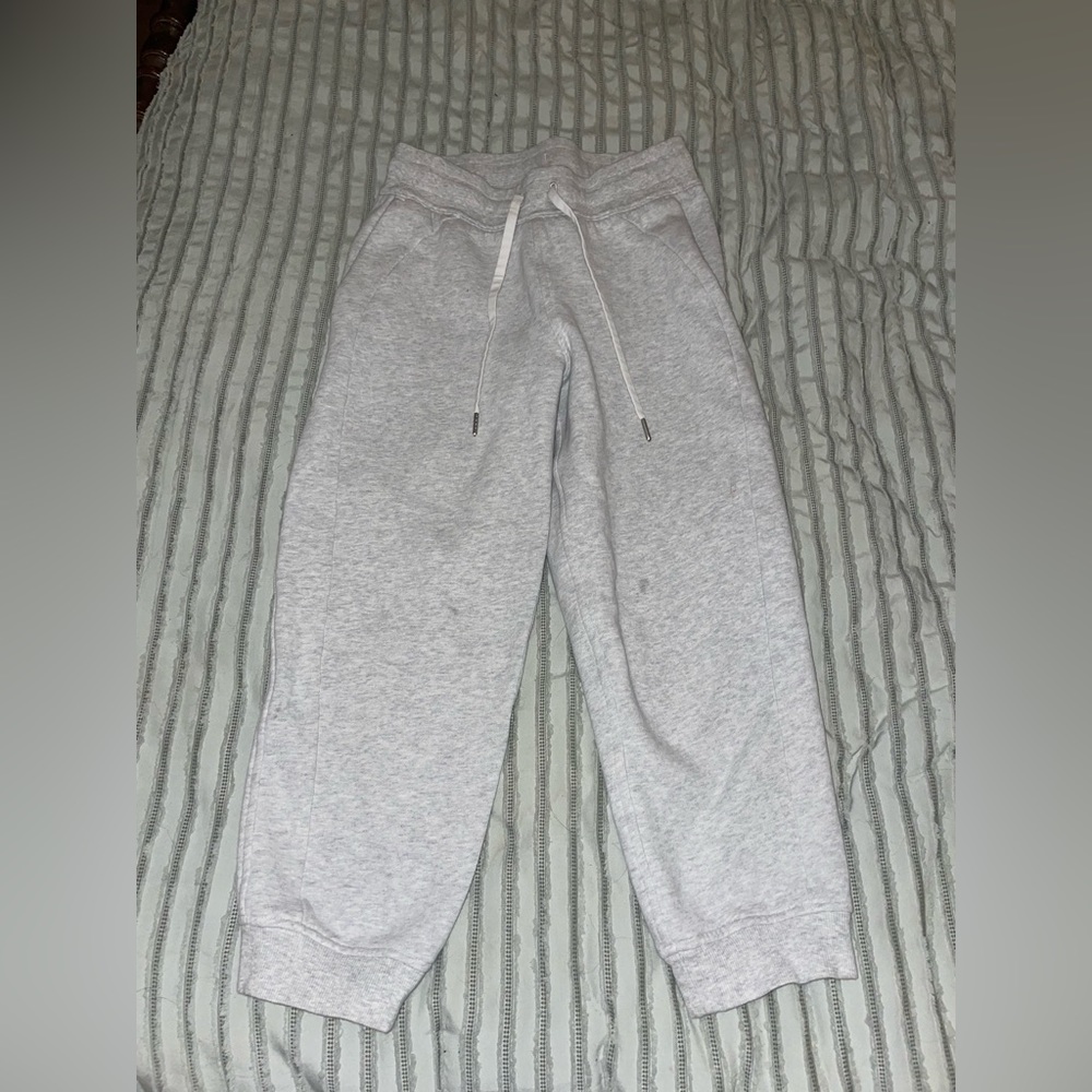 COPY - Scuba High-Rise Cropped Jogger size 6
Online Only